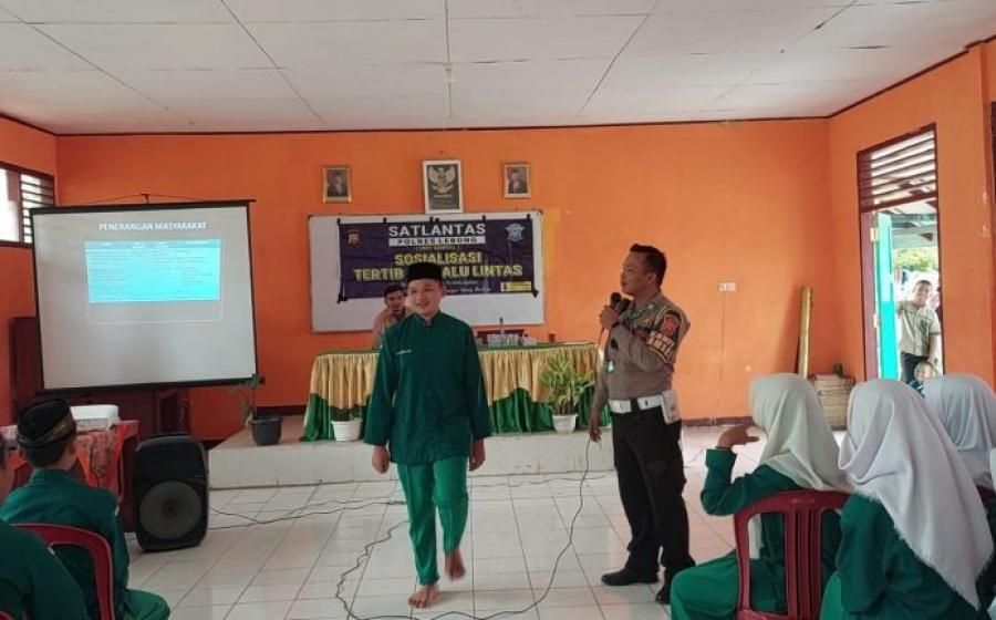 Tanamkan Tertib Lalulintas Sejak Dini, Sat Lantas Polres Lebong Gelar Sosialisasi Di SMPN 2
