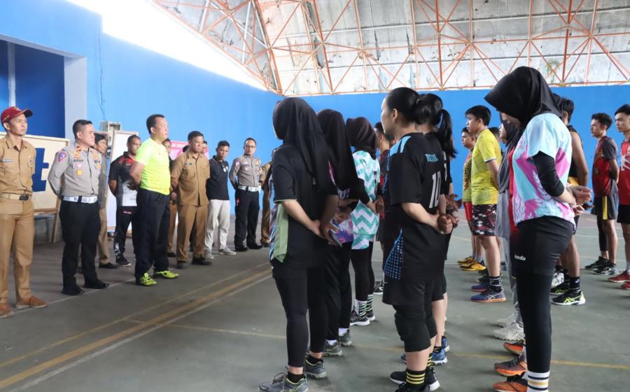Pantau Latihan Atlet Bola Voli, Kapolres Lebong Berikan Motivasi dan Semangat
