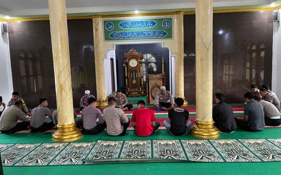 Polres Kaur Polda Bengkulu melaksanakan Bimbingan Rohani dan Mentall (Binrohtal) dengan membaca Yasin bersama di Masjid Baiturrahman Polres Kaur, Kamis (06/07/2023) Pukul 08.00 Wib s/d Selesai  Kegiatan membaca yasin bersama Polres Kaur ini dihadiri oleh Personel Polres Kaur dan Polsek jajaran, pembacaan Yasin dipimpin oleh Bripka Pitrusdi dan dilanjutkan dengan pembacaan doa.  Disampaikan Kapolres Kaur AKBP Eko Budiman, S.I.K., M.I.K., M.Si, melalui Kasi Humas AKP Johny Silaen kegiatan membaca yasin bersam