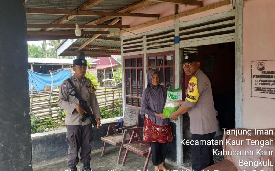 Polsek Kaur Tengah Salurkan Bantuan Sosial Janda Kurang Mampu