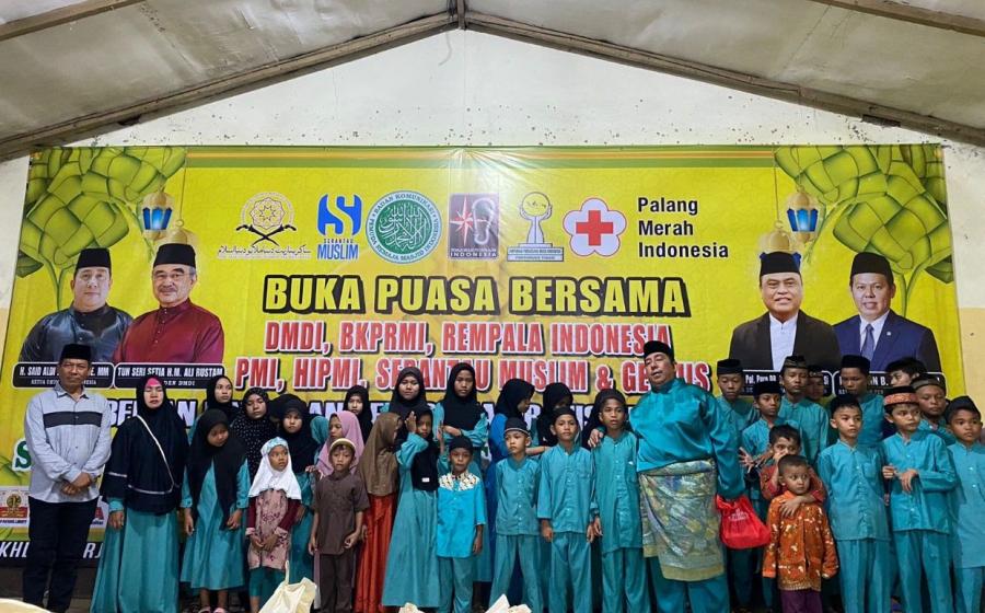 DMDI Indonesia dan BKPRMI Bagikan Paket Sembako Idul Fitri kepada Kaum Dhuafa