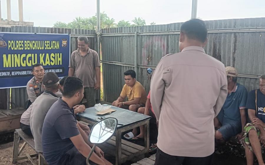 Minggu Kasih, Kapolres Bersama Kasat Binmas Dengarkan Aspirasi Warga Desa Tebat Kubu   