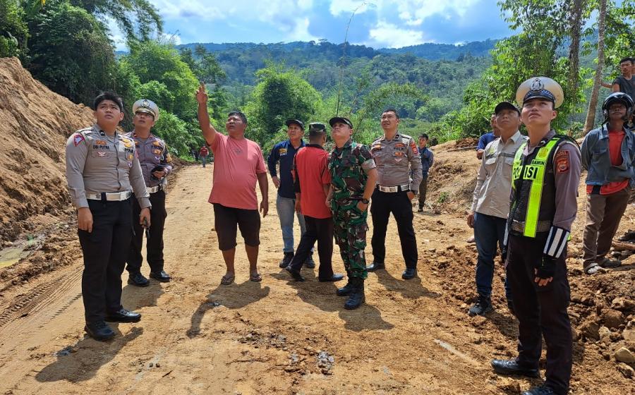 Personel Satlantas Polres Lebong Melaksanakan Pengaturan Lalin di Jalan Lintas Longsor