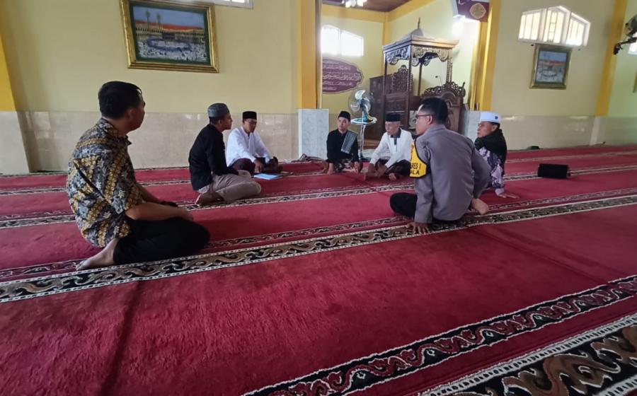 Jumat Keliling Keliling dan Silahturahmi, Kapolres Rejang Jumat Curhat dengan Pengurus Masjid Darusaalam 
