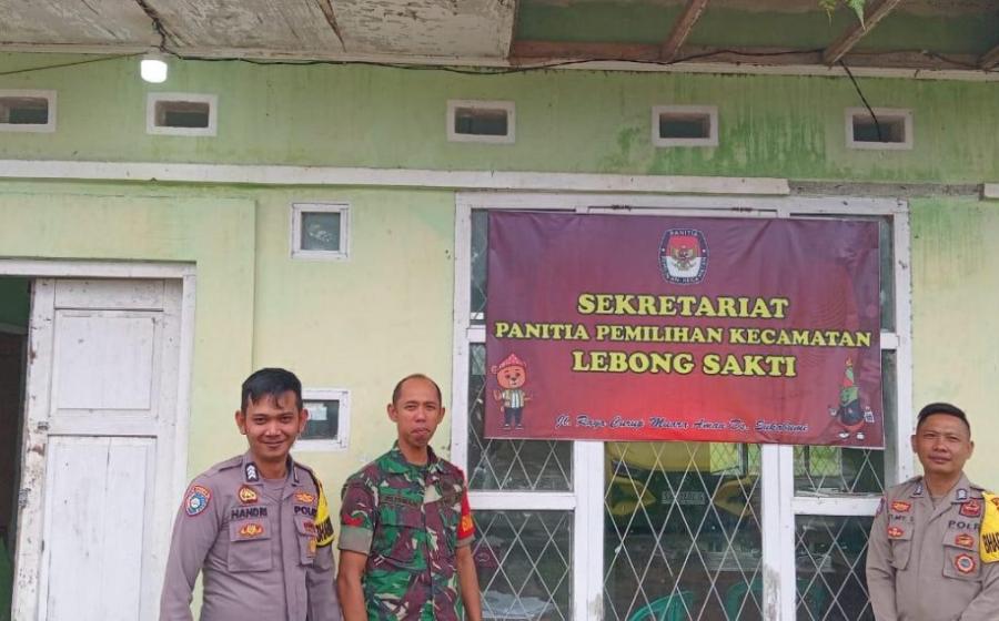 Personel Polres Lebong Bersama TNI Lakukan Pengamanan Surat Suara di PPK Lebong Sakti