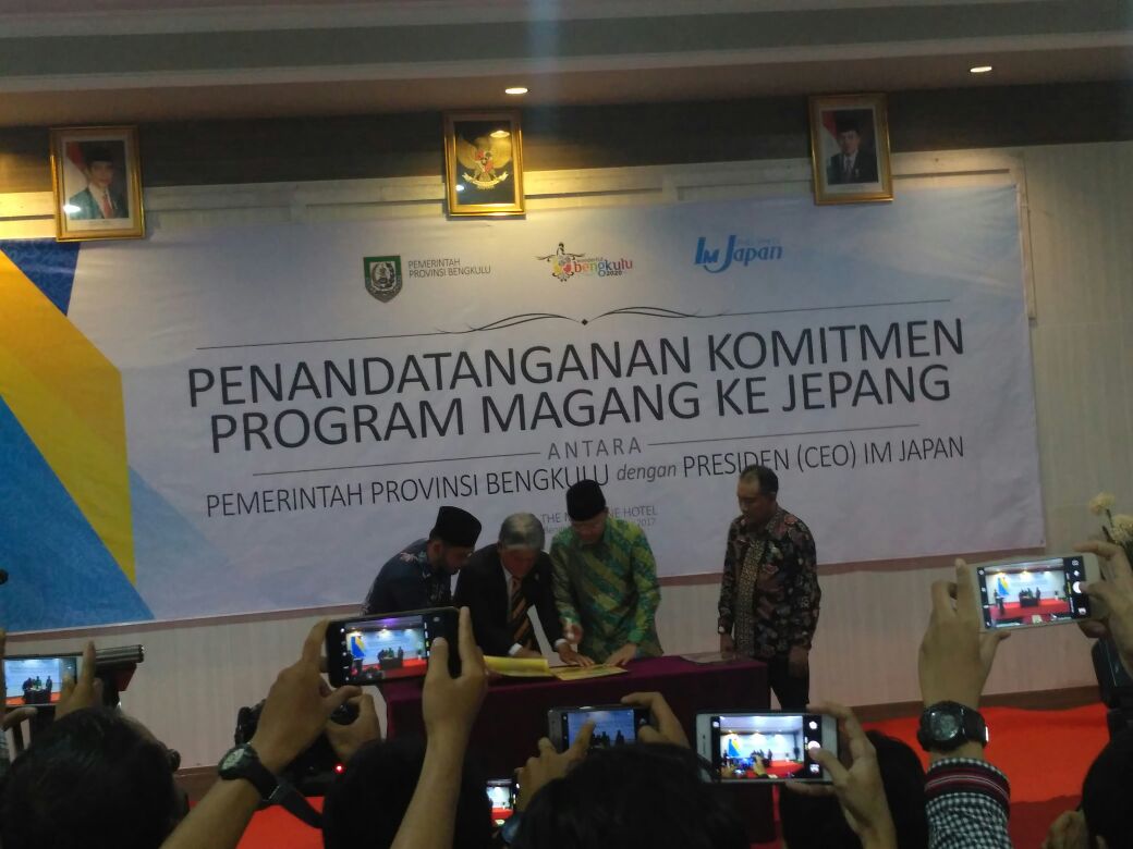 Plt Gubernur Bengkulu Rohidin Mersyah menandatangani komitmen Program magang ke jepang 