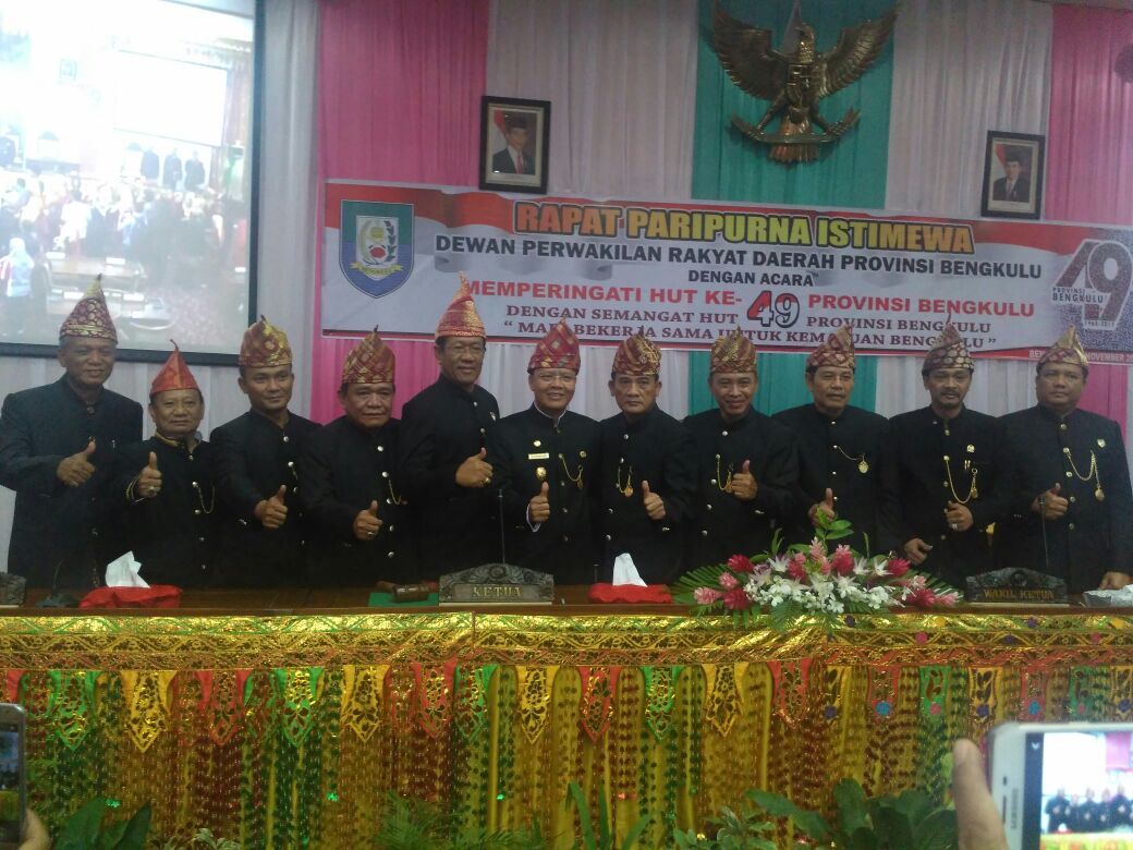 FOTO BERSAMA DPR DAN PLT GUBERNUR