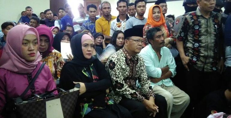 plt gubernur bengkulu dan isterinya menghadiri sidang vonis RM