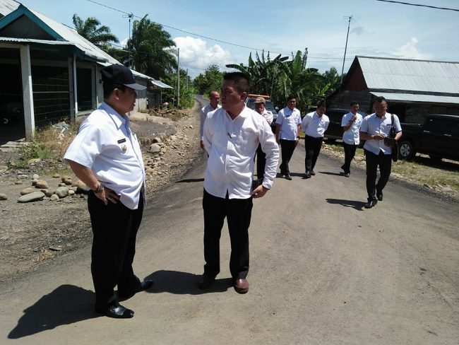 saat Bupati Seluma, Bundra Jaya sidak jalan di Jenggalu