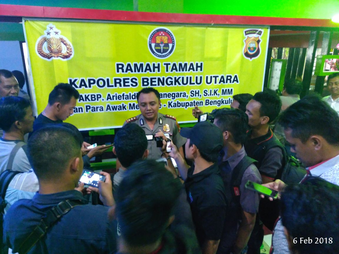 kapolres bengkulu utara bersama awak media