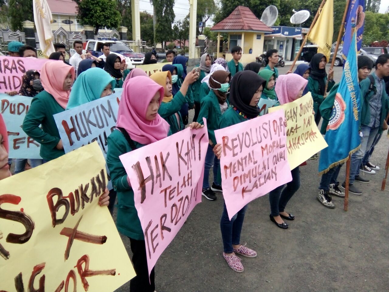 mahasiswa unras gelar aksi di kantor bupati  bengkulu utara