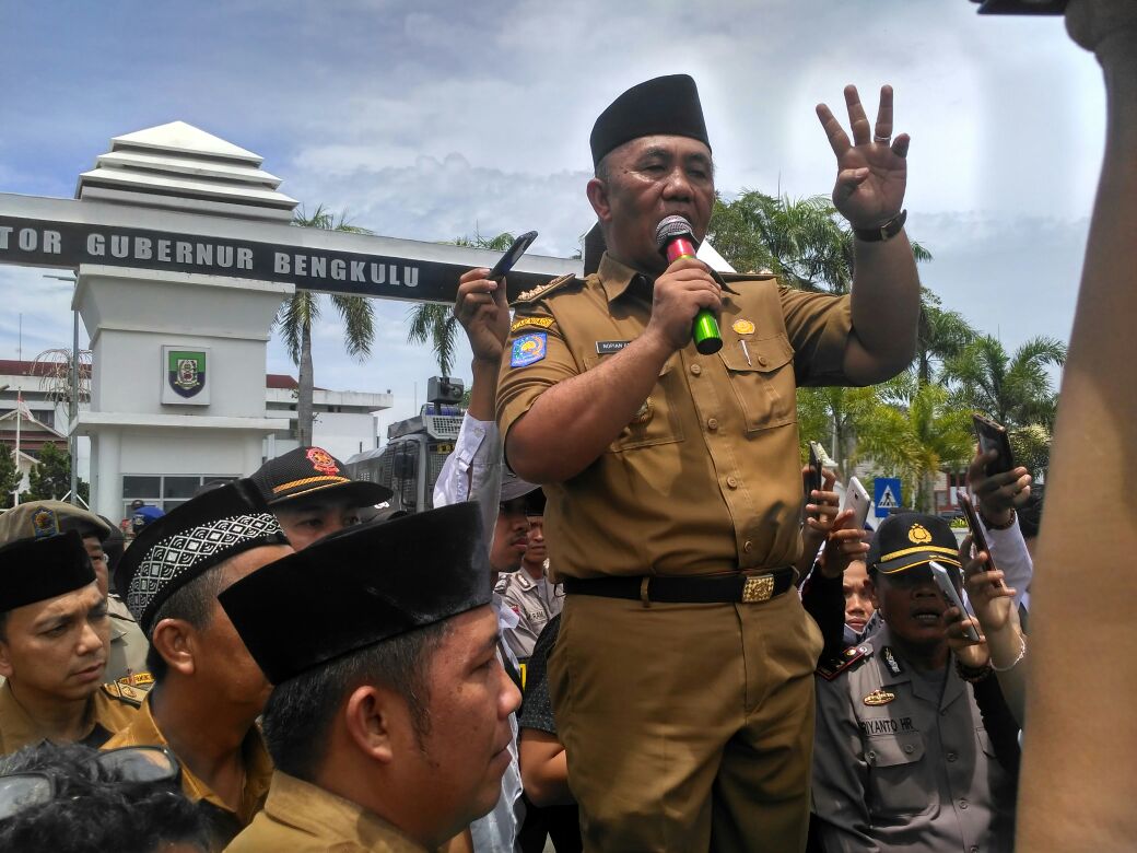 setda menanggapi pendemo