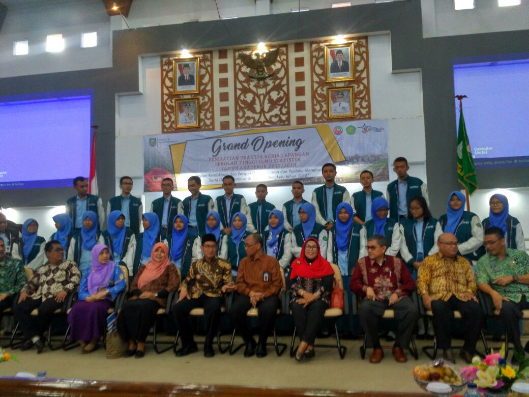 foto bersama mahasiswa STIS dengan rombongan kadis Statistik provinsi bengkulu