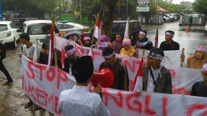 masa dari gempur saat aksi di kemenag provinsi 