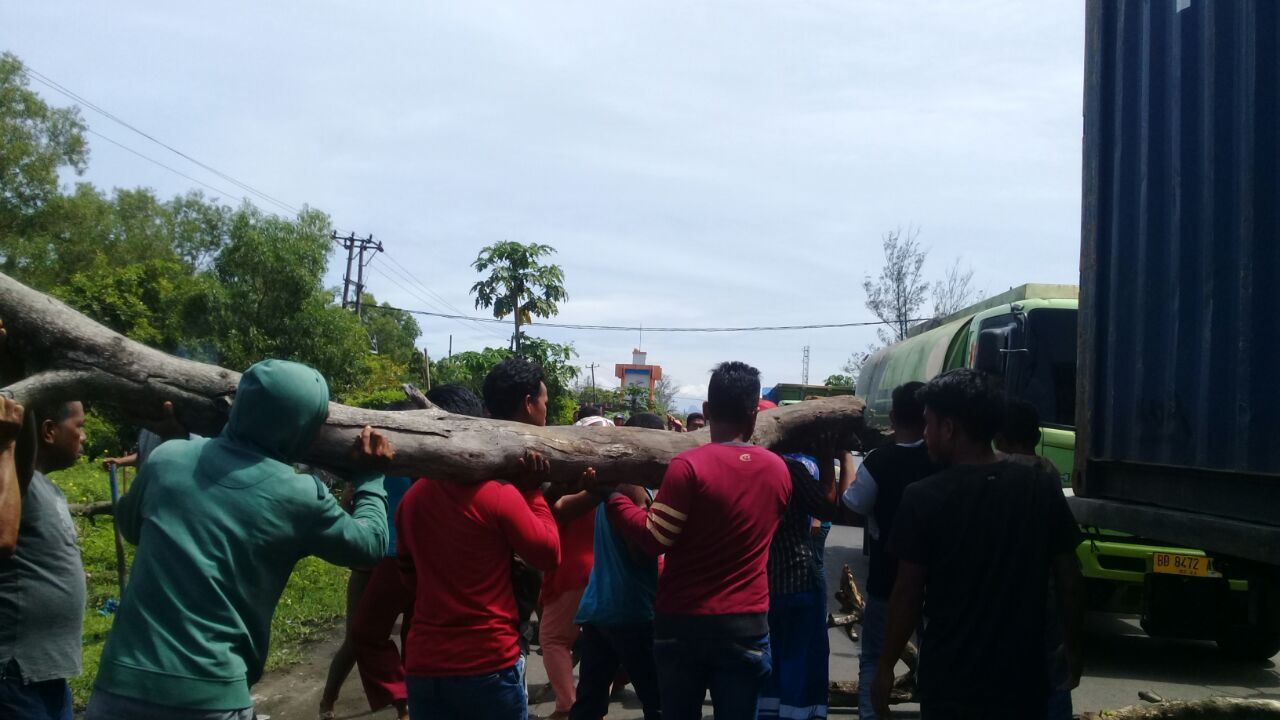 Aksi Nelayan Blokir Jalan Menuju Pelabuhan Pulau Baii