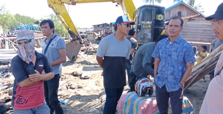 Teuku Zurkalnain, Waka II DPRD Kota Bengkulu saat mengunjungi kampung bahari mendengarkan keluhan nelayan