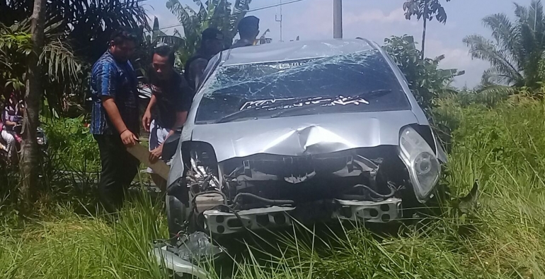 Mobil Yaris tanpa Nopol yang mengalami lakalantas rusak berat dibagian depan