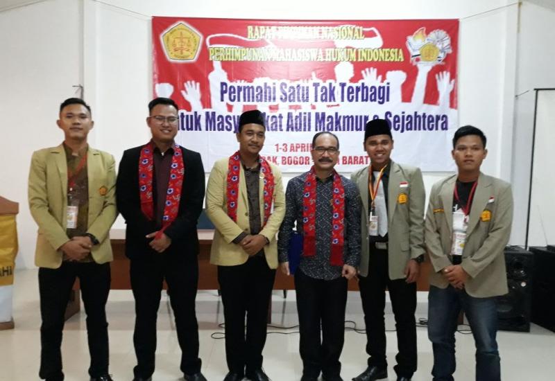 saat foto bersama menggunakan ciri khas bengkulu batik basurek