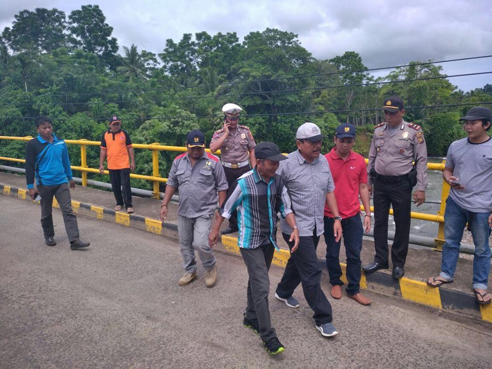 Bupati bengkulu utara saat meninjau jembatan retak