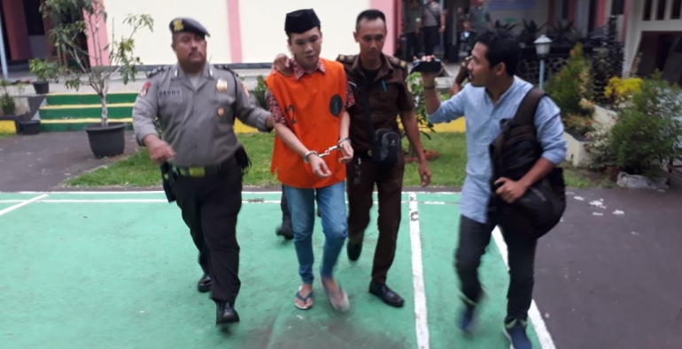 Terdakwa (baju orange) usai menjalani vonis oleh Majelis Hakim di Pengadilan Negeri Argamakmur, Selasa (3/4/2018