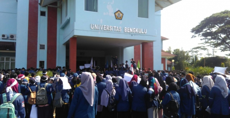  FORUM Sudah Muak Dengan Janji, UNIB Didemo Mahasiswanya Jumat, 04/06/2018 - 15:42 oleh websiteadmin Star Star Star Star Star ShareFacebookTwitterGoogle+WhatsApp Bengkulutoday.com - Kampus negeri Universitas Bengkulu (UNIB) yang menjadi kebanggaan masyarakat Bengkulu hari ini, Jumat (6/4/2018) didemo mahasiswanya. Sejumlah ratusan mahasiswa UNIB yang mengatasnamakan Aliansi Mahasiswa UNIB itu menggelar aksi unjuk rasa di depan Gedung Rektorat UNIB.  Aksi dimulai dari gedung Pusat Kegiatan Mahasiswa (PKM) me