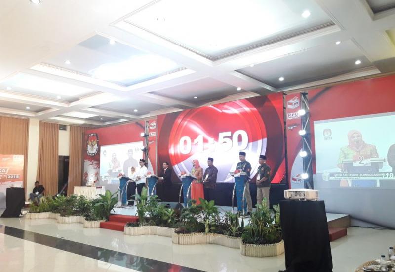 debat-kedua-helmi-hasan-tidak-hadir-dedi-wahyudi-menjomblo-lagi