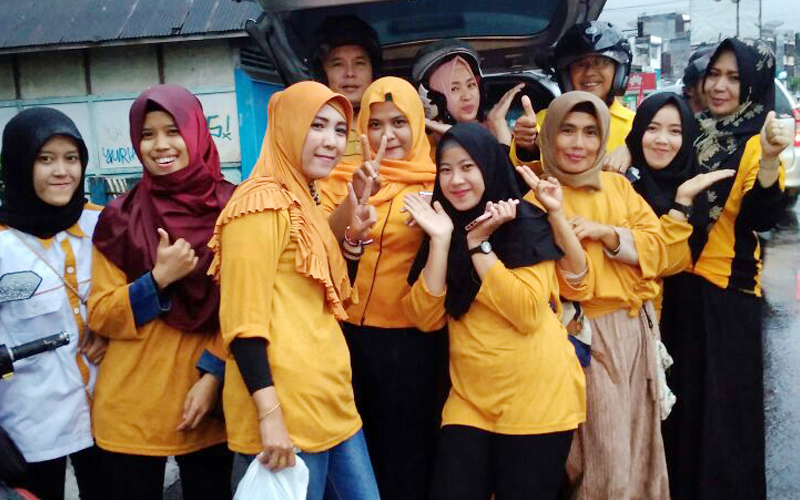 Foto bersama para srikandi Hanura saat berbagi takjil gratis ke masyarakat