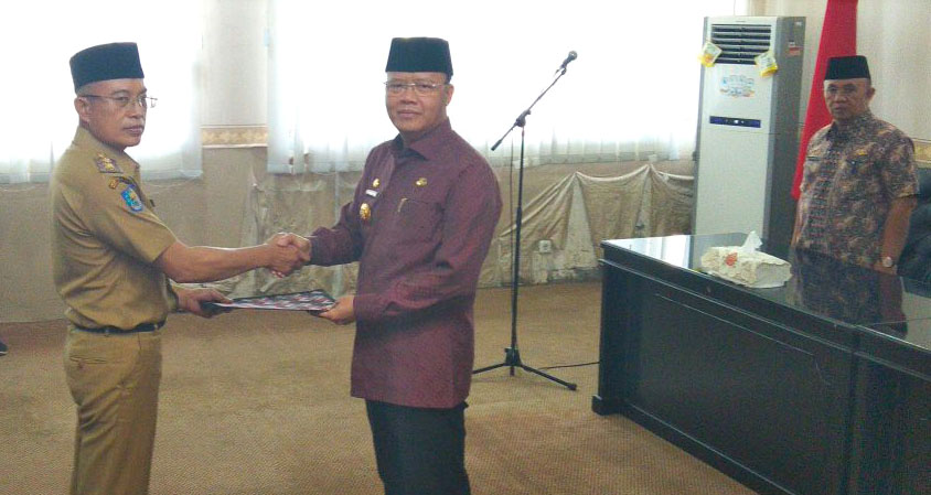 plt-gubernur-bengkulu-menyerahkan -sk plt-bupati-bengkulu-selatan