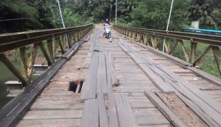 Jembatan Penghubung Pusat Perkantoran Benteng Rusak Parah