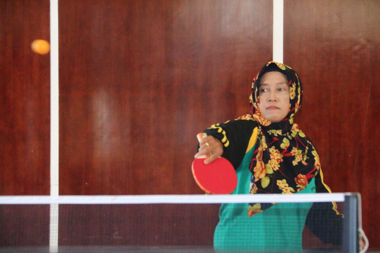 ibu-ibu bermain ping-pong
