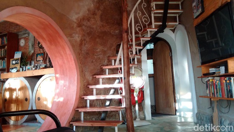 Rumah Cantik dan Unik Yang Terbuat dari Kotoran Sapi