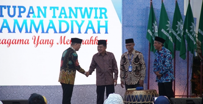 Wakil Presiden RI Jusuf Kalla bersama Gubernur Bengkulu Rohidin Mersyah resmi menutup Tanwir Muhammadiyah