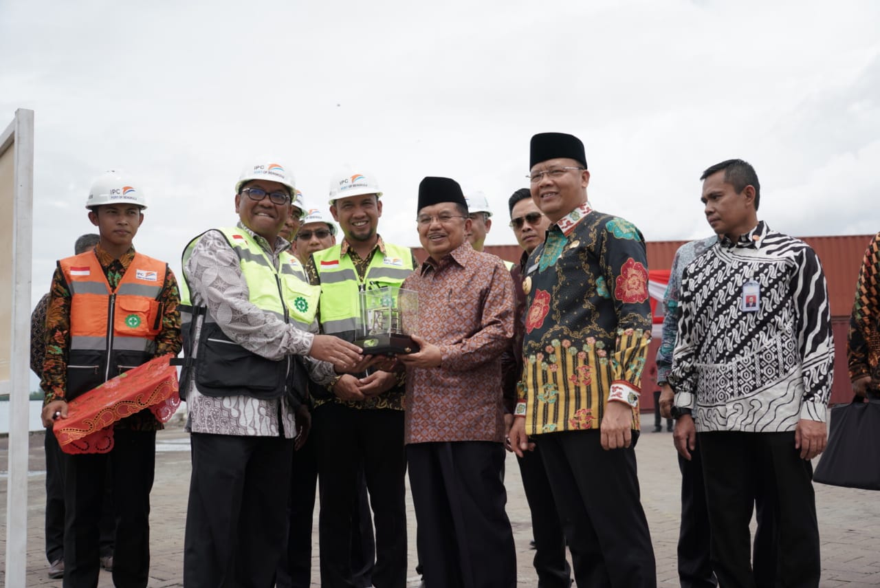 Wakil Presiden RI Jusuf Kalla didampingi Gubernur Bengkulu Rohidin Mersyah tinjau Pelabuhan Pulau Baai Bengkulu