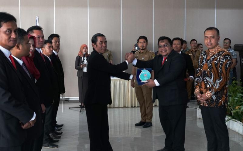 Penyerahan cindra mata usai pelantikan pengurus GPEI