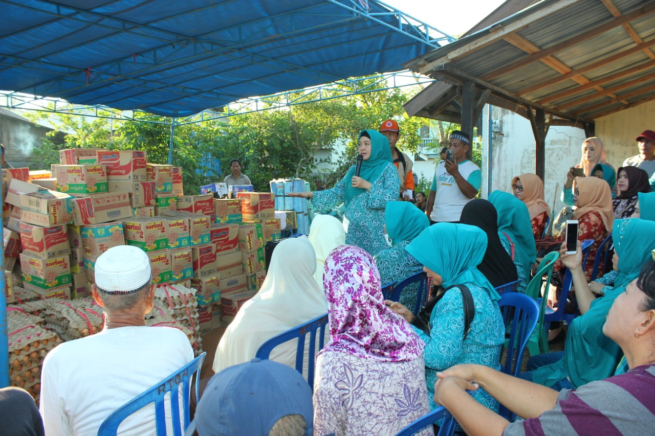 isteri gubernur kembali serahkan bantuan 