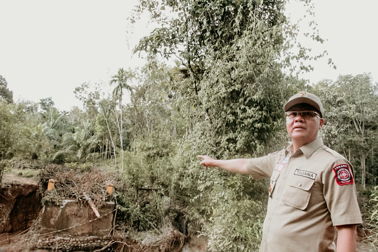 gubernur bengkulu tinjau jembatan rusak