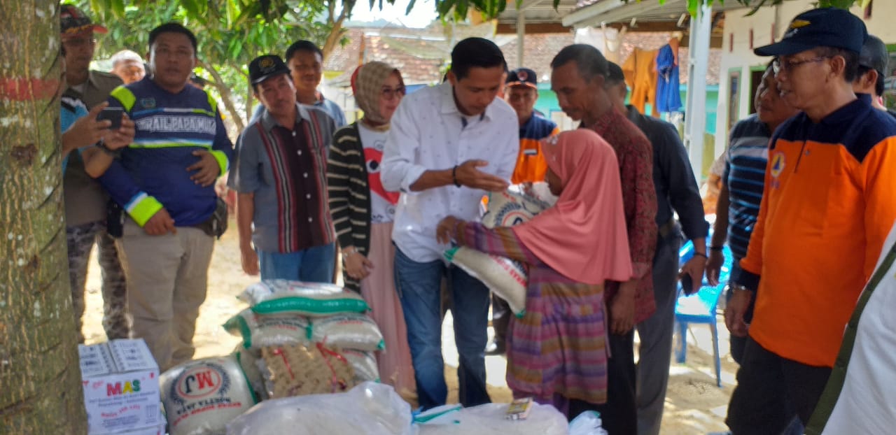 bupati kaur serahkan bantuan bencana alam