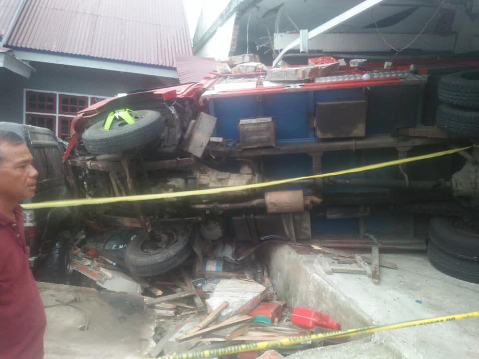 foto truk yang mengalami kecelakaan tunggal