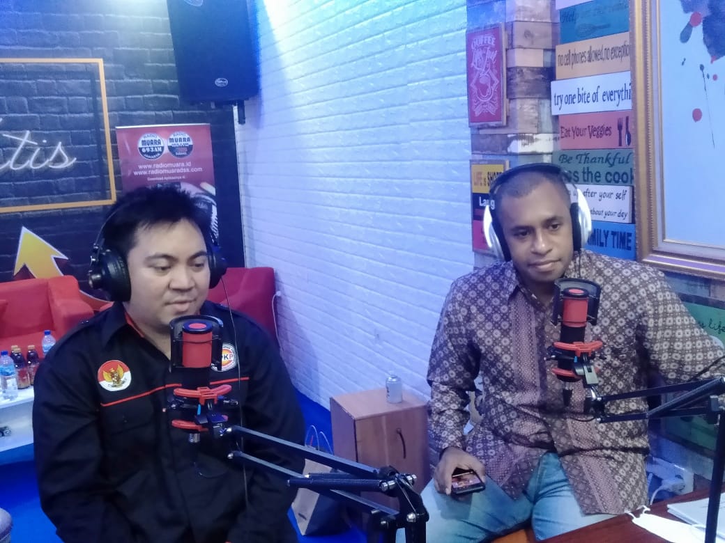 Tokoh Pemuda Papua Steve R Mara dan Ketua Jaringan Pendamping Kebijakan Pembangunan (JPKP) Papua Bonny Mandolang