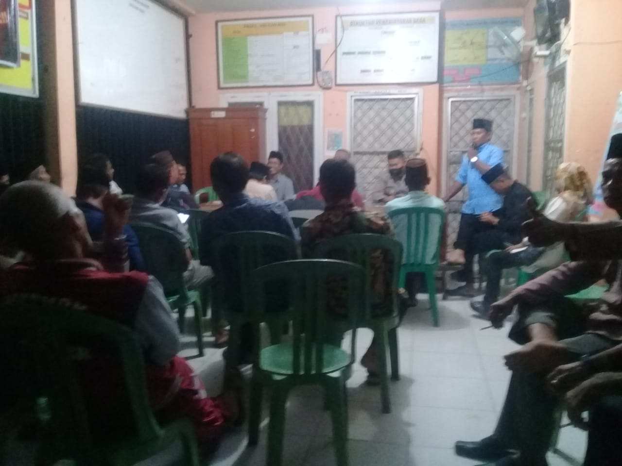  Badan Permusyawaratan Desa (BPD) dan Pemerintah desa Padang Pandan menggelar rapat musyawarah terkait sanksi terhadap WJ, yakni salah seorang anggota BPD yang tertangkap tangan mencuri sawit pada, Sabtu (22/07/2022) pekan lalu.