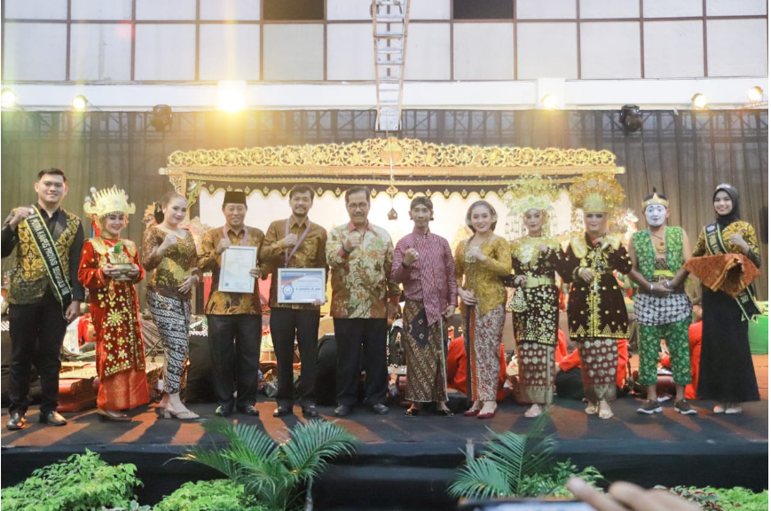 Pemerintah Provinsi Bengkulu bekerjasama dengan Universitas Hazairin (Unihaz) menggelar pegelaran Wayang Kulit semalam suntuk di di Gedung Serbaguna Unihaz Bengkulu