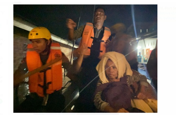 Brimob Berjibaku Evakuasi Korban Banjir di Kelurahan Surabaya dan Bentiring