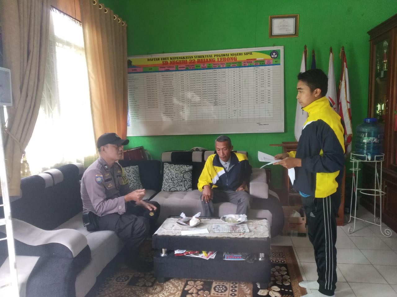 Bhabinkamtibmas saat Kunjungi Sekolah di Rejang Lebong