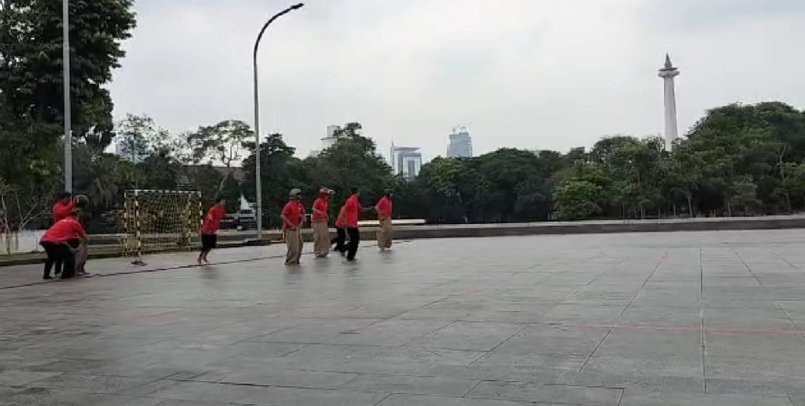 Tim PKUMI Raih Juara 1 Lomba Lari Karung Estafet Masjid Istiqlal