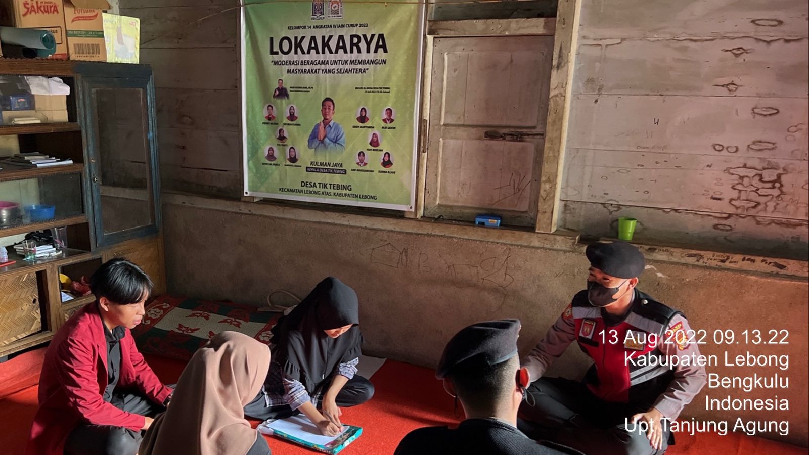 Sambang Warga, Bhabinkamtibmas Polres Kaur Himbau Prokes dan Vaksinasi