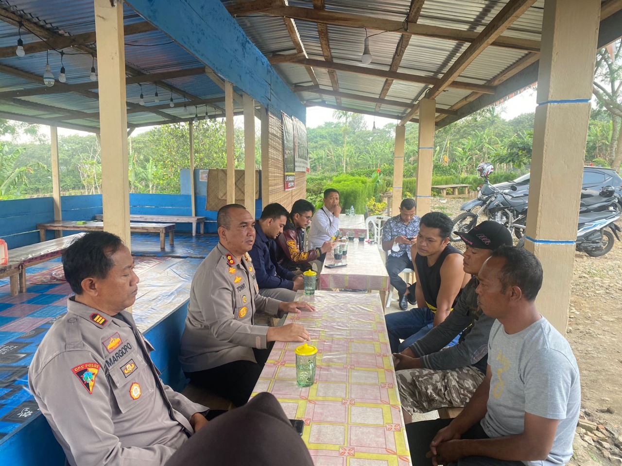 Rejang Lebong - Polres Rejang Lebong Polda Bengkulu melakukan tindakan tegas-humanis dalam mencegah pungutan liar (Pungli) jasa keamanan di jalur lintas Curup-Lubuklinggau. 