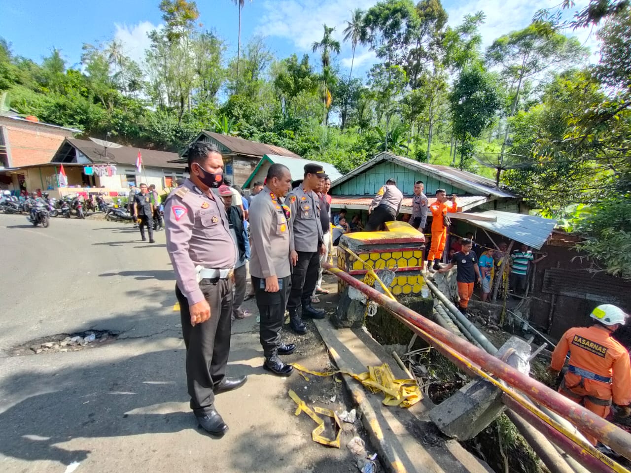 Kapolres RL Siang Malam Pantau Evakuasi Mobil Terjun ke Jurang: Mohon Doanya