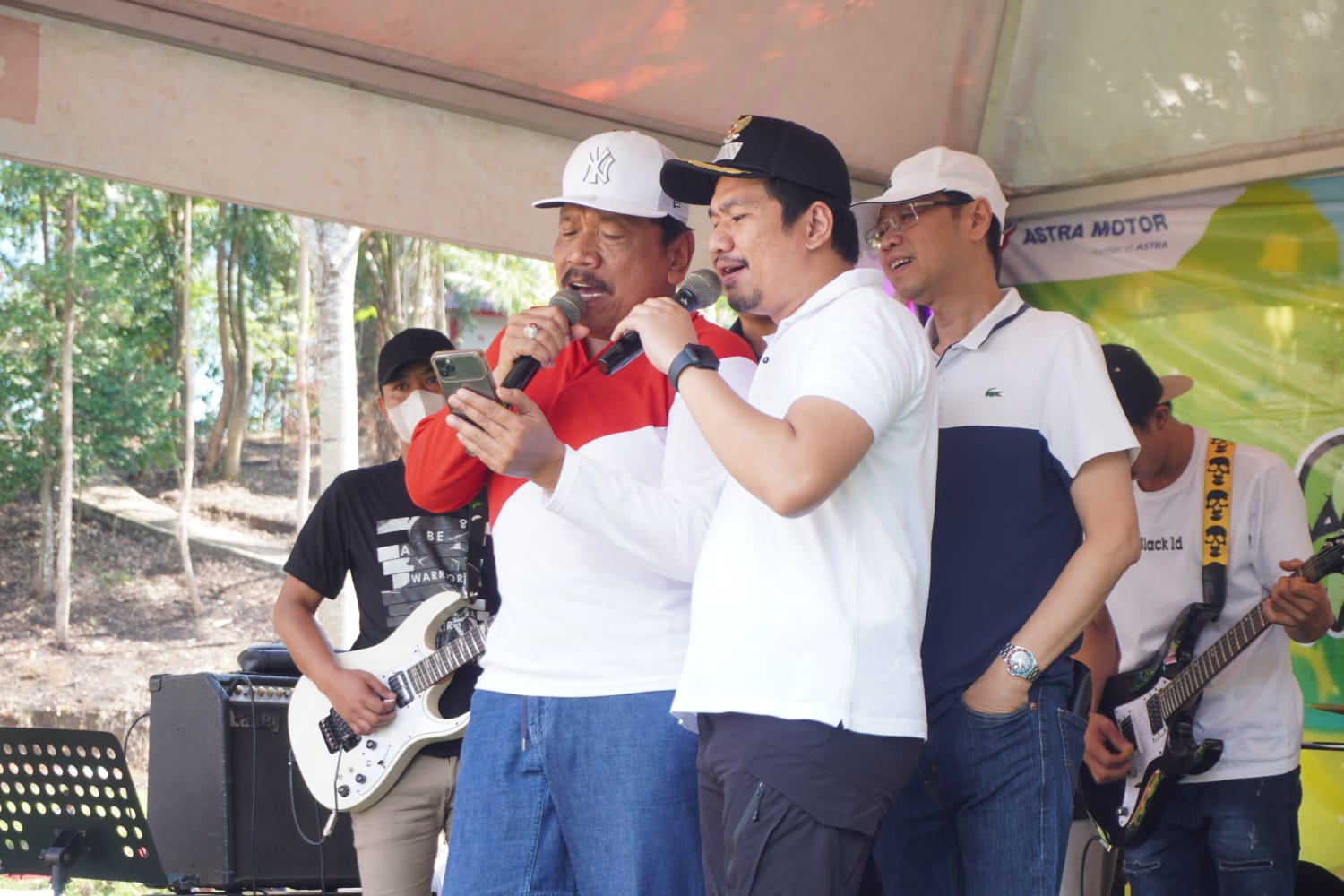 Bupati Bengkulu Utara Ir H Mian didampingi ketua Tim Penggerak PKK, Hj Eko Kurnia Ningsih, buka acara lomba mancing Bupati CUP dalam rangka Dirgahayu ke–77 Republik Indonesia tahun 2022 yang diselenggarakan bersama Dinas Pariwisata Bengkulu Utara di Taman Hutan Kota Arga Makmur, Minggu (07/08/2022).