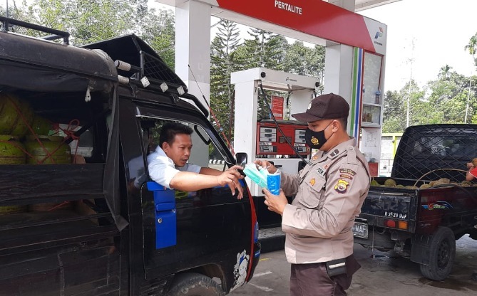 Bhabinkamtibmas Polsek Padang Ulak Tanding Bagikan Masker