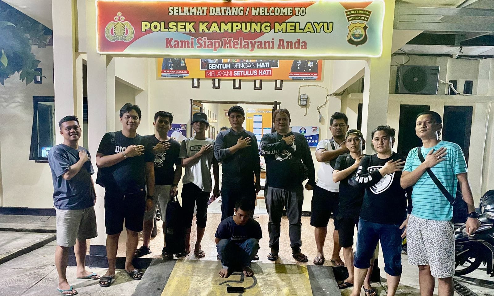 Sinergi bersama, Tim Opsnal Polsek Gading Cempaka bersama Unit Reskrim Polsek Kampung Melayu akhirnya berhasil mengamankan HRS (19) Warga Kecamatan Ratu Agung Kota Bengkulu yang dilaporkan menjadi terduga pelaku penganiayaan pada tanggal 17 Juli yang lalu.